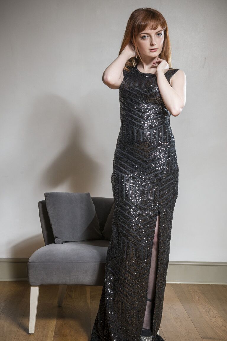 12P A ruiva Lola Gatsby tira o vestido de noite com lingerie de 3 peças e meia-calça