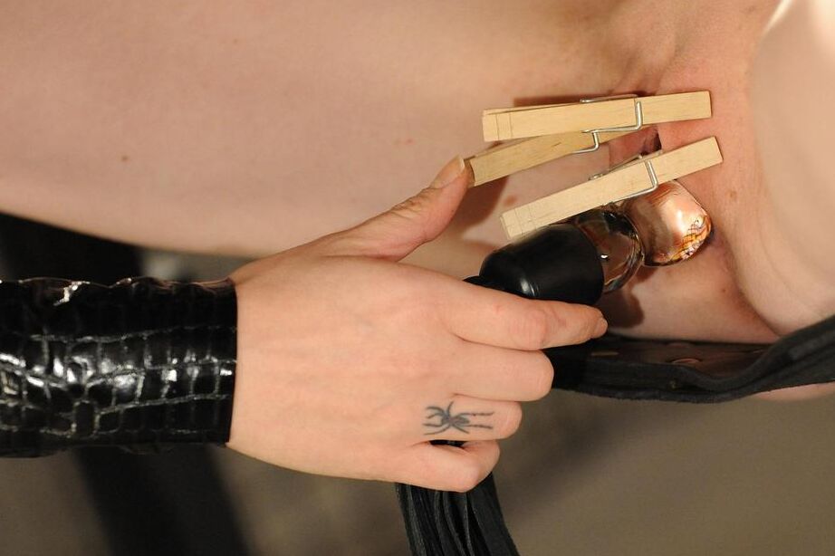 16P Une dominatrice blonde soumet une femme dans un collier de bondage à une douleur extrême