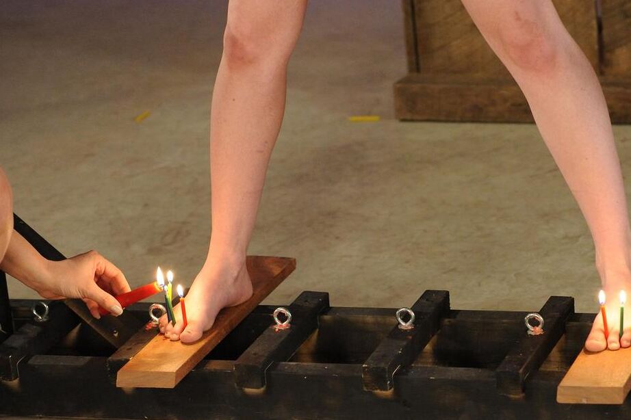 16P Une dominatrice blonde soumet une femme dans un collier de bondage à une douleur extrême