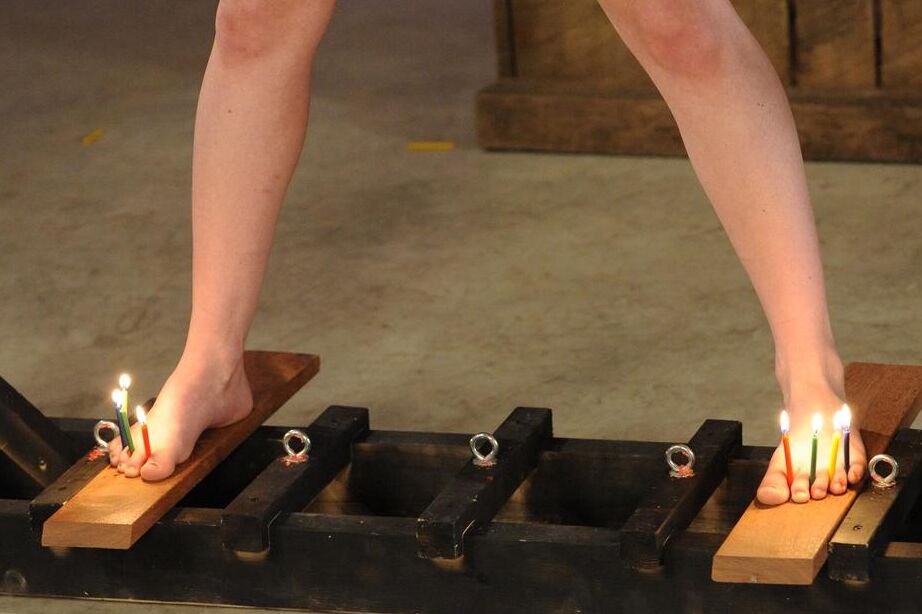 16P Une dominatrice blonde soumet une femme dans un collier de bondage à une douleur extrême