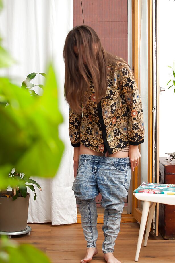 16P Hidden camera footage captures amateur model getting dressed in change room