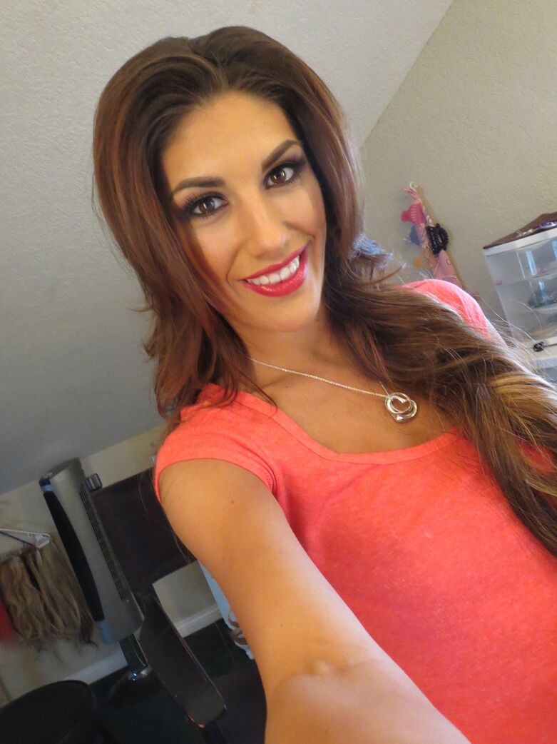 August Ames, une Canadienne solo de 16P, se déshabille sur des Uggs avant d'embrasser Ryan Madison