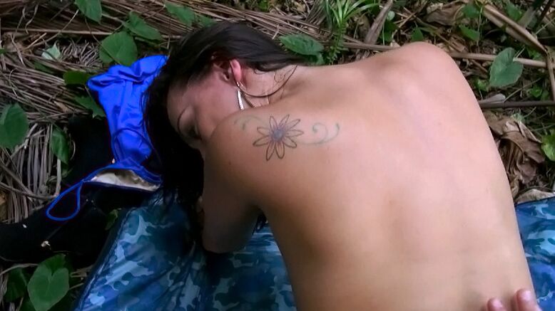 16P Morena desnuda Tiffany Cane tragando bocado de semen en el bosque