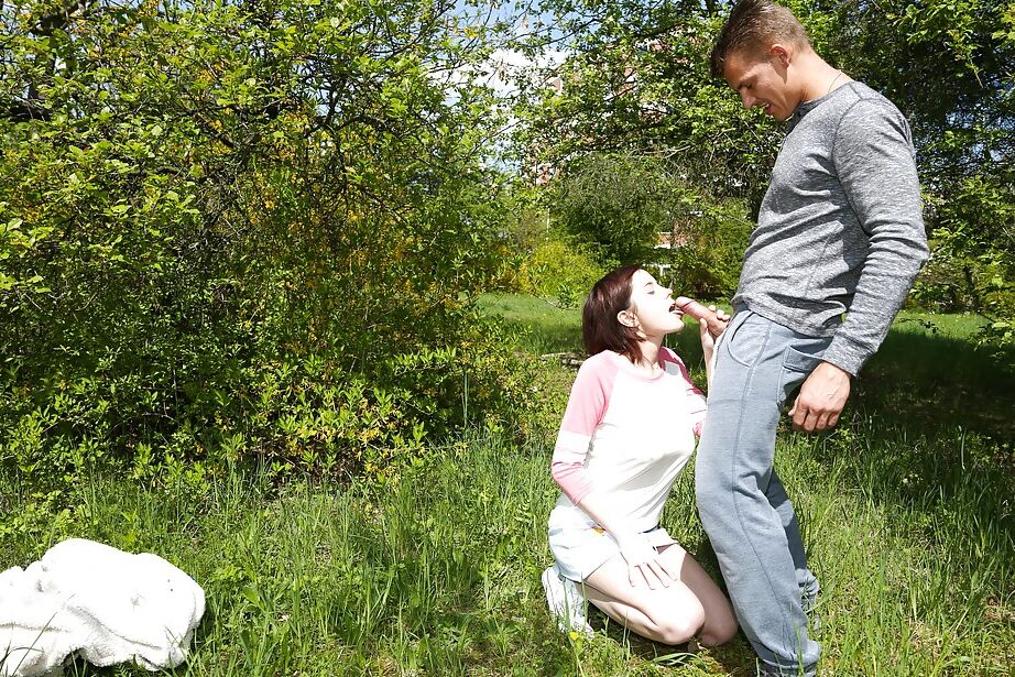 16P Anabelle, jeune adolescente aux gros seins, fait une branlette et une pipe en plein air.