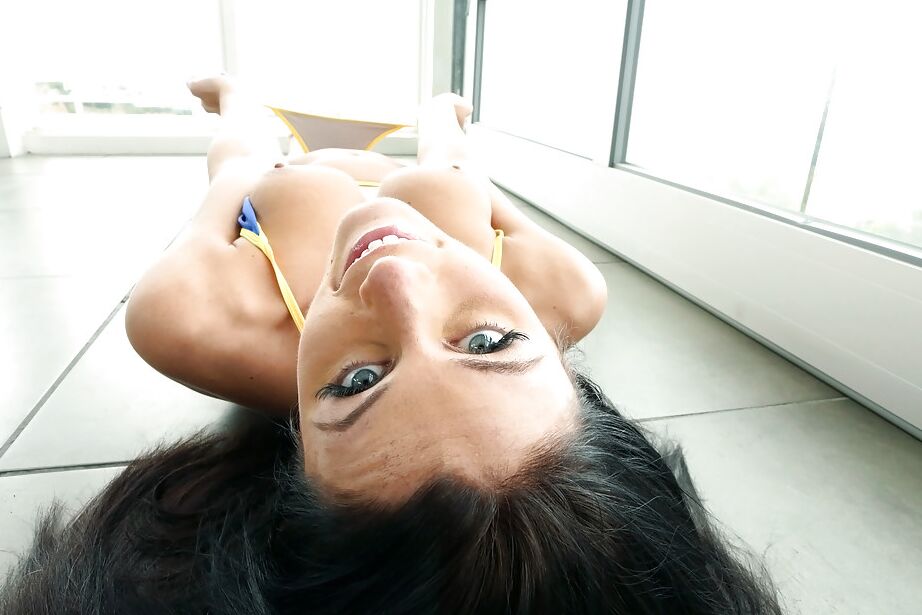 16P Primeros planos de la estrella porno Whitney Westgate exponiendo todos sus pechos naturales