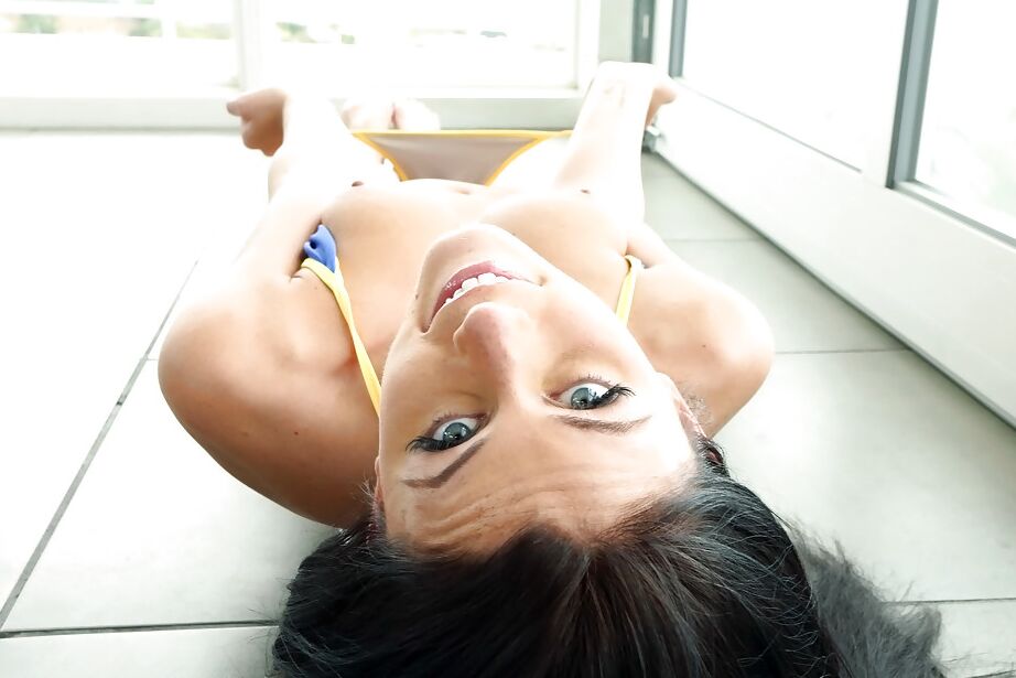 16P Primeros planos de la estrella porno Whitney Westgate exponiendo todos sus pechos naturales