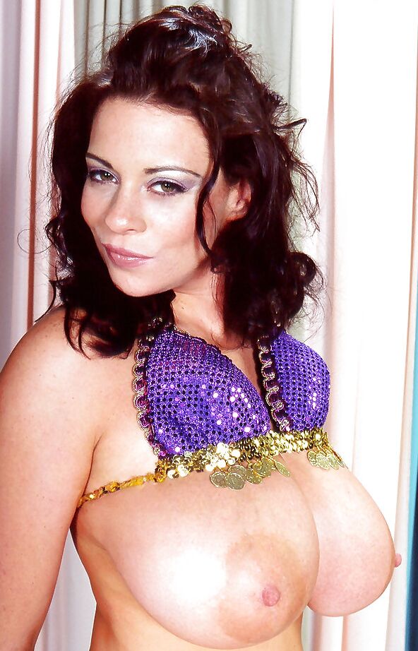 16P La MILF de tetas gordas Linsey Dawn McKenzie con un sexy vestido oriental.