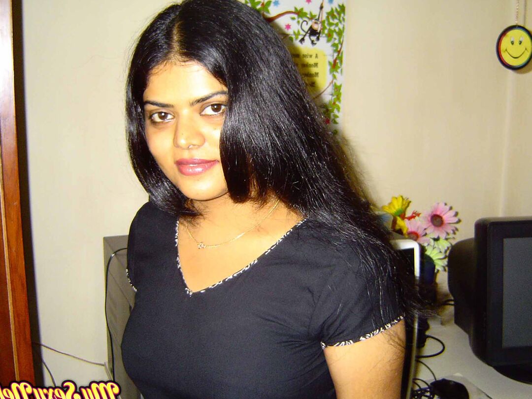 15P Neha em sexy terno shalwar indiano preto descascando