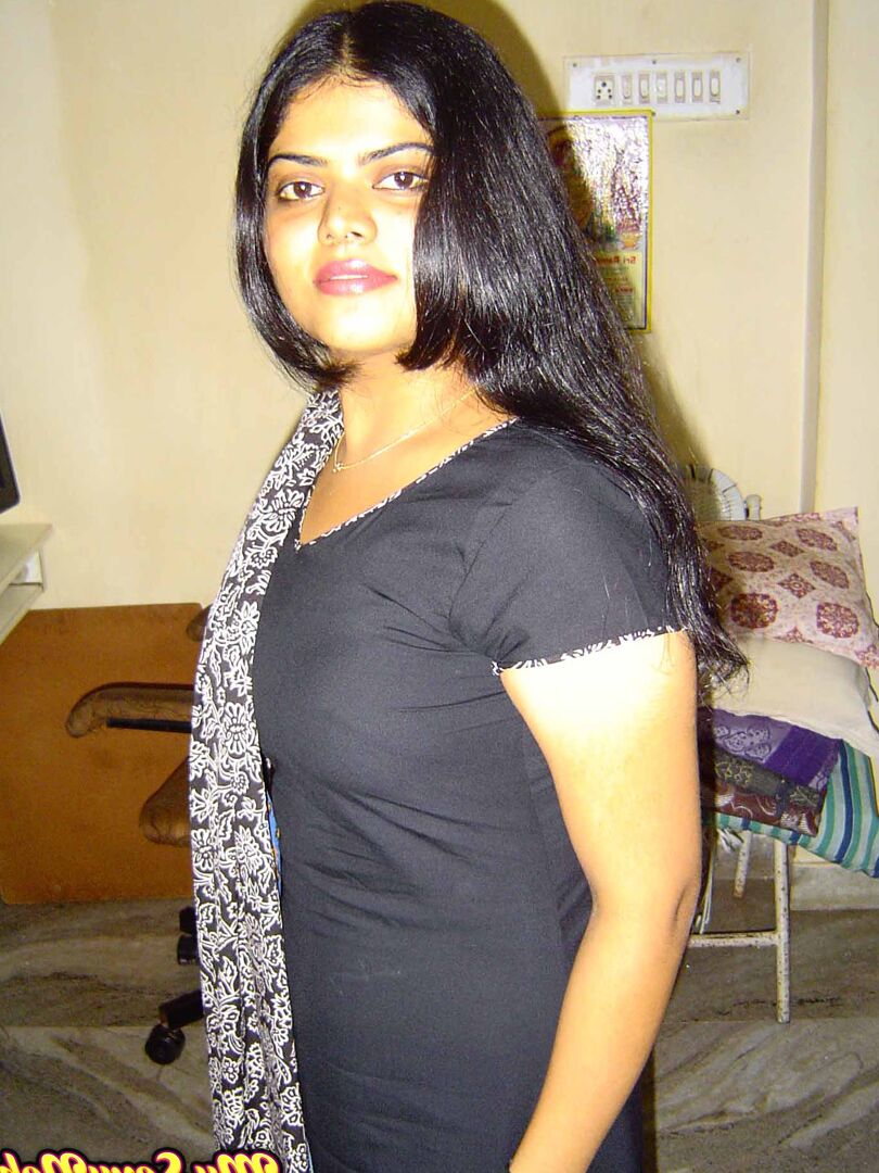 15P Neha em sexy terno shalwar indiano preto descascando