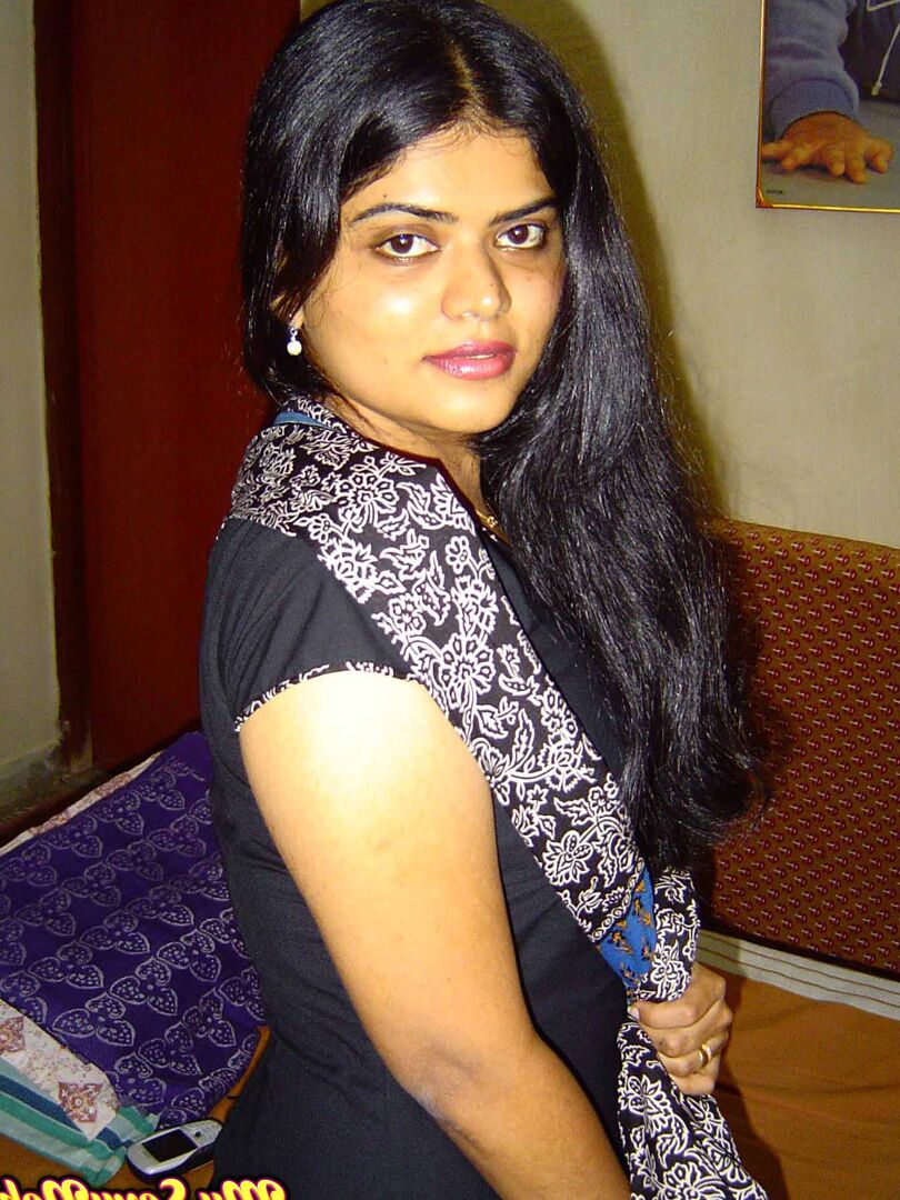 15P Neha em sexy terno shalwar indiano preto descascando