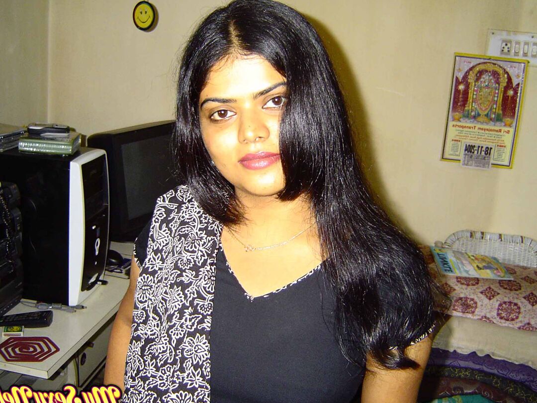 15P Neha em sexy terno shalwar indiano preto descascando