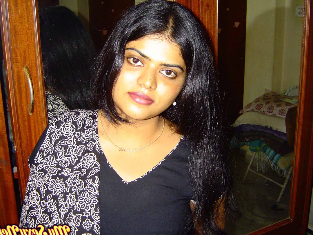 15P Neha em sexy terno shalwar indiano preto descascando