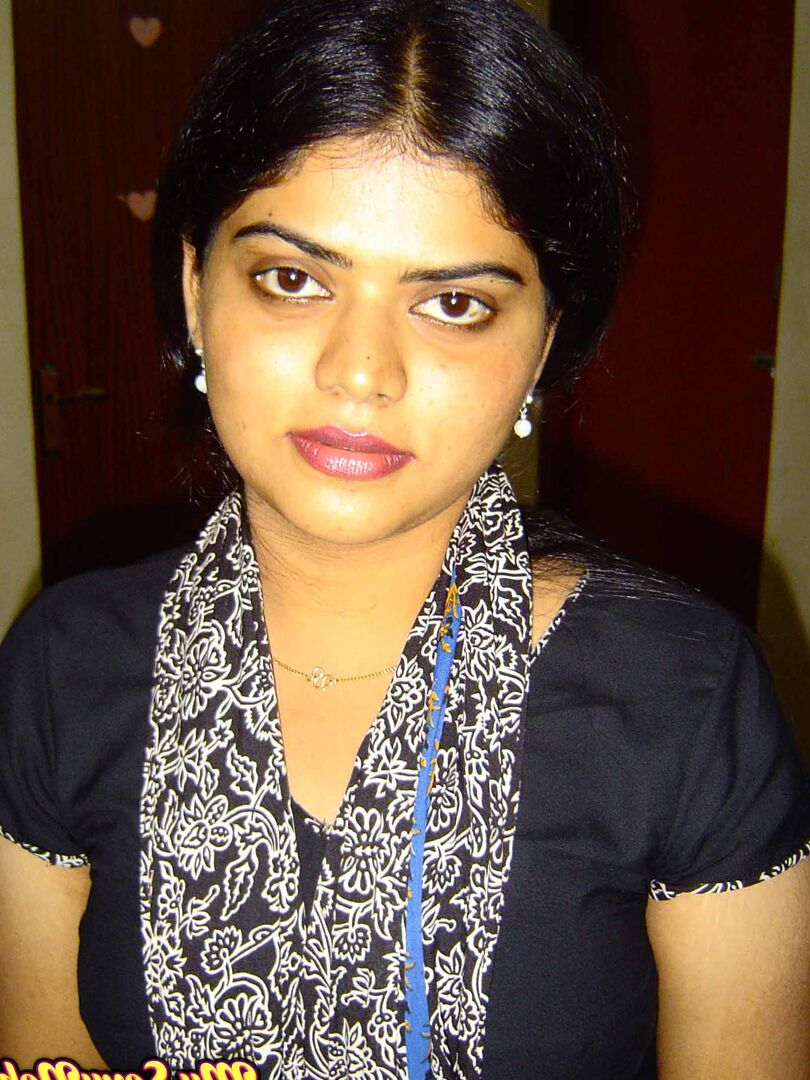 15P Neha em sexy terno shalwar indiano preto descascando
