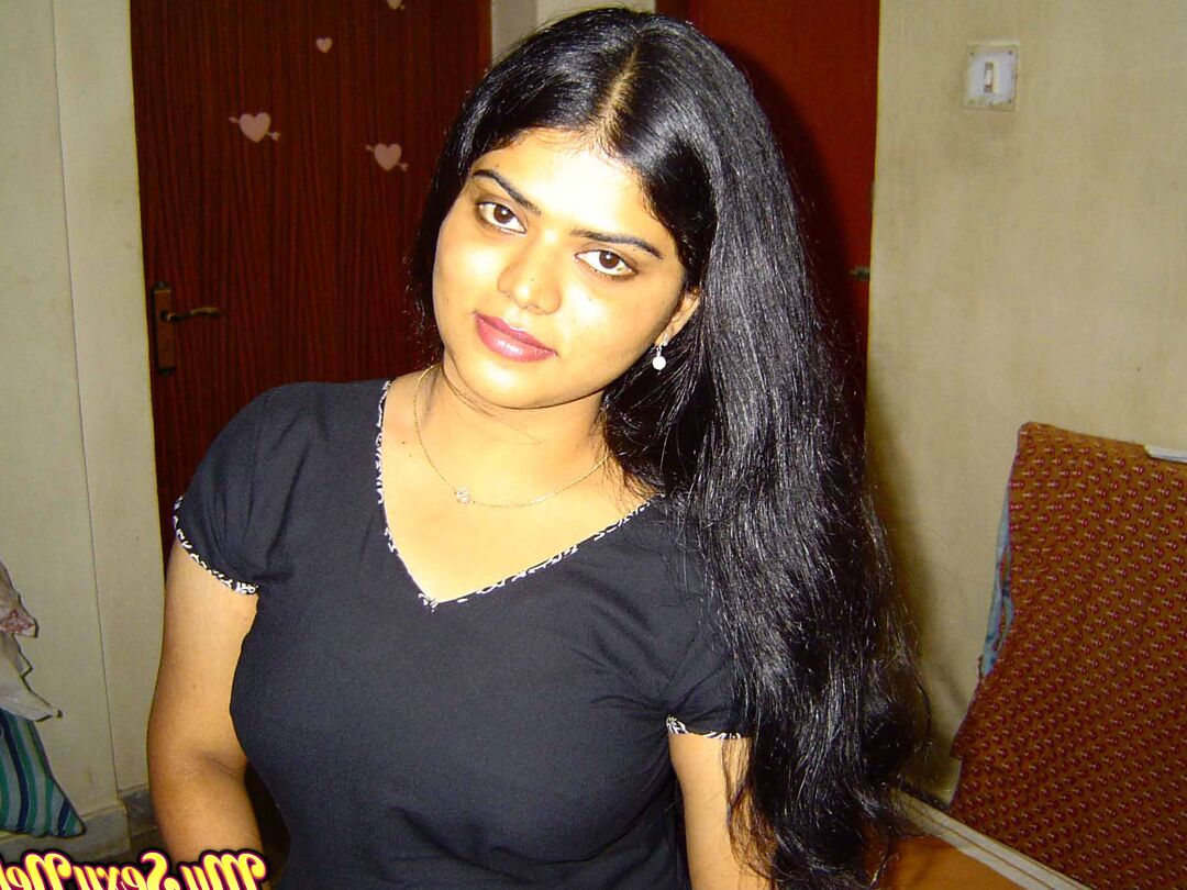 15P Neha em sexy terno shalwar indiano preto descascando