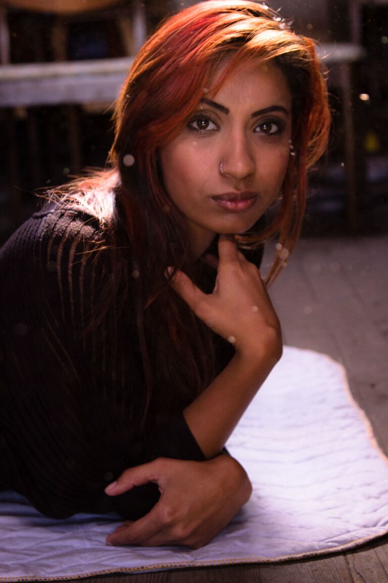 21P La jolie jeune indienne Maya Virdi se déshabille, s'assoit sur une couverture et se touche