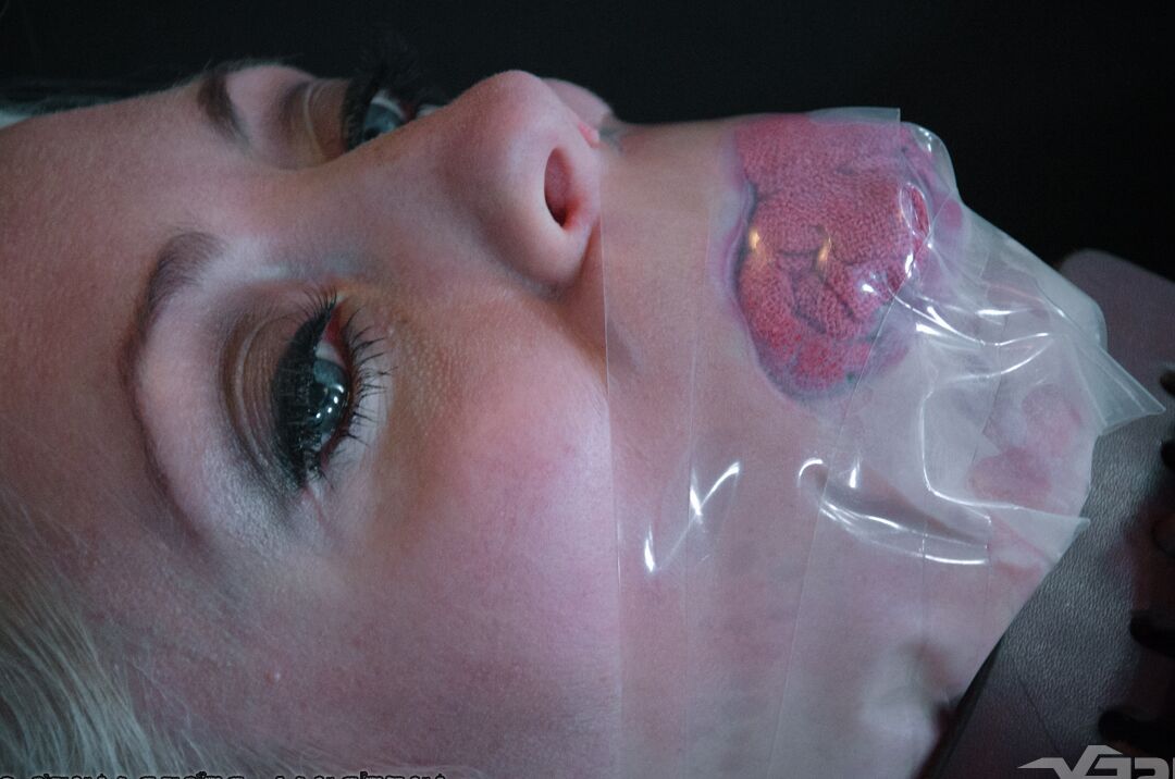 14P La blonde Lorelei Lee ah, sa respiration est restreinte pendant qu'elle est en bondage