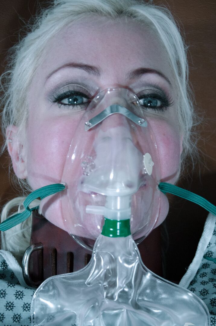 14P La blonde Lorelei Lee ah, sa respiration est restreinte pendant qu'elle est en bondage