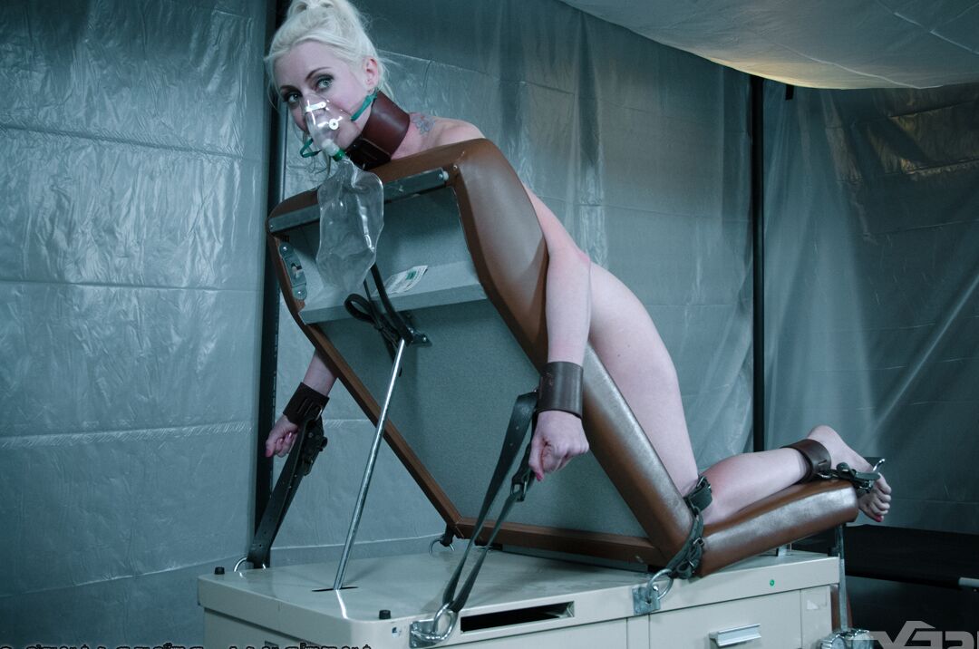 14P La blonde Lorelei Lee ah, sa respiration est restreinte pendant qu'elle est en bondage