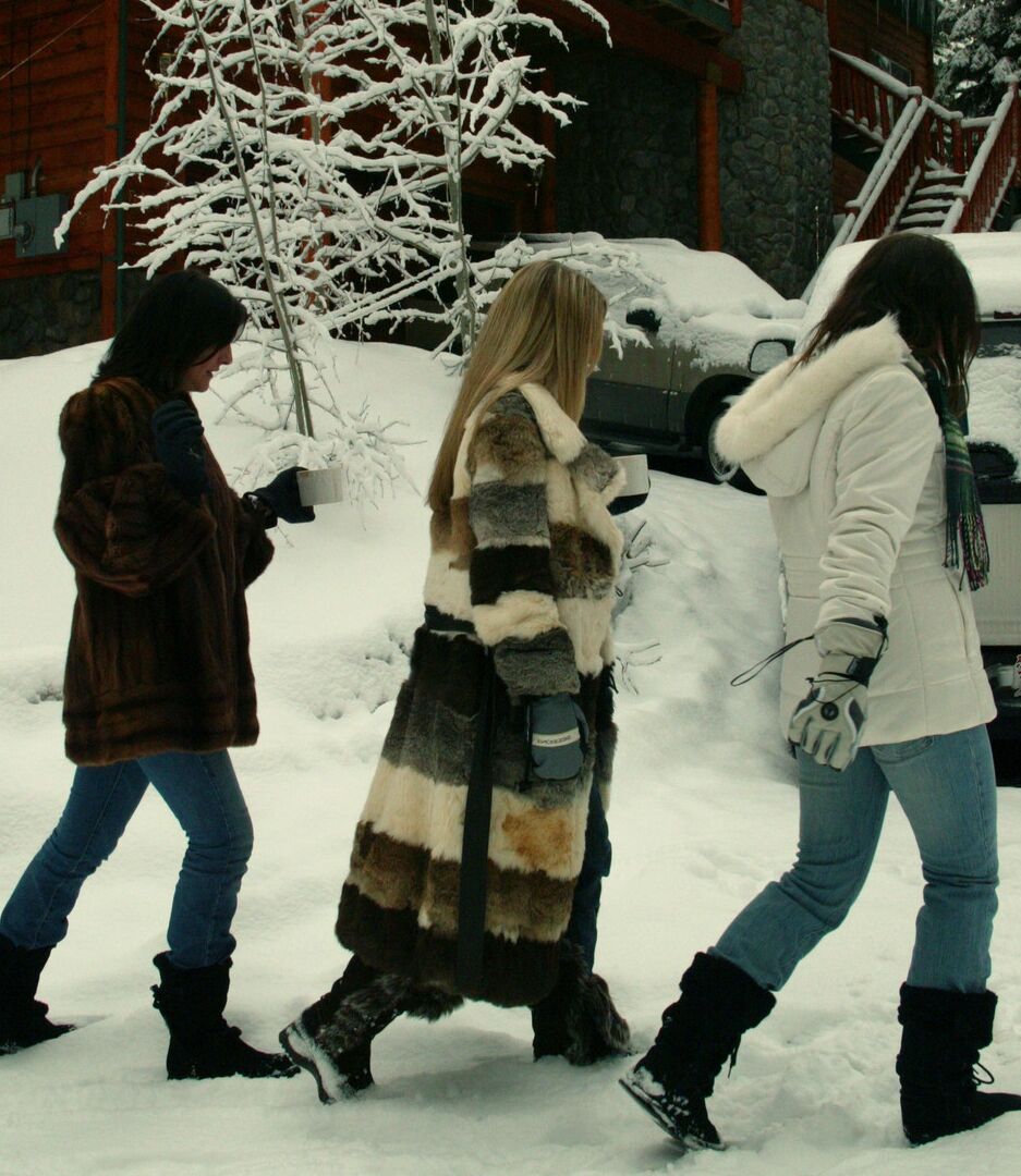 10P 雪の中で毛皮のコートを着てノーブラでポーズをとる 3 人の大きなおっぱいの衝撃的な女性