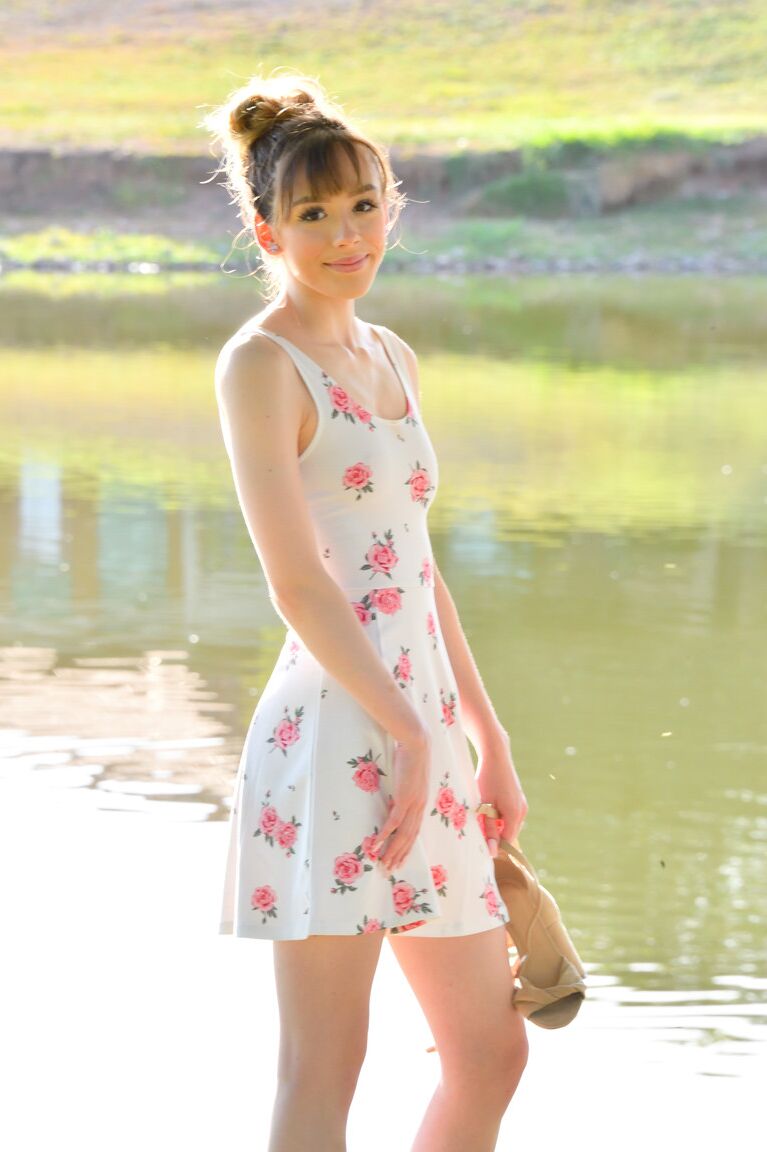 21P La adolescente desvergonzada Michelle se levanta el vestido