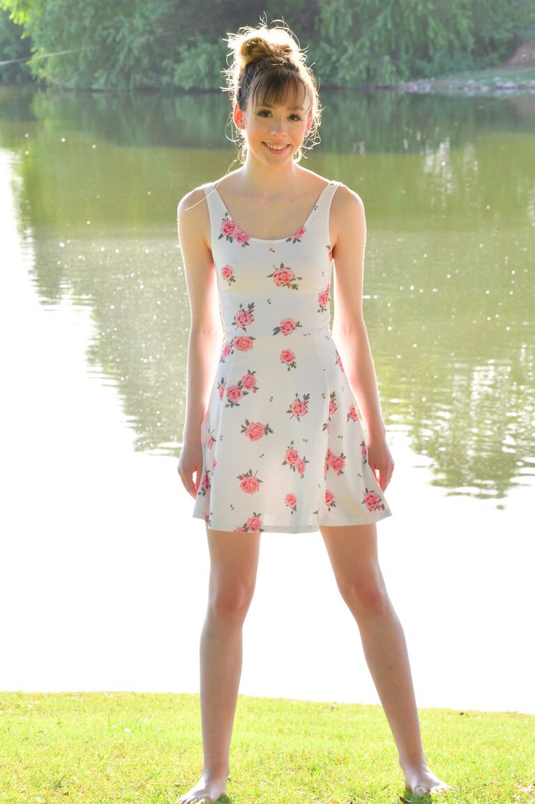 21P La adolescente desvergonzada Michelle se levanta el vestido