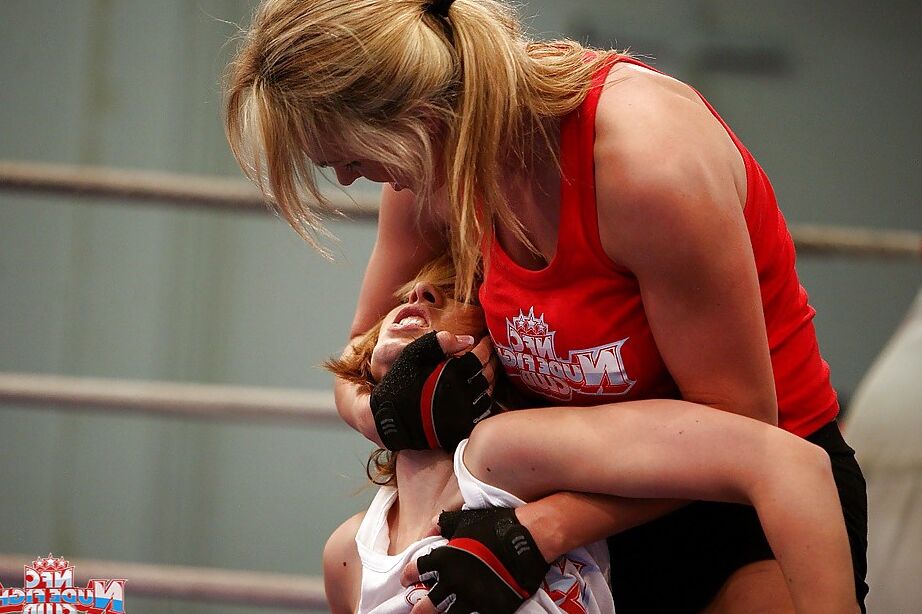 16P Pelea de gatas en el ring de lucha libre se convierte en acción lésbica caliente