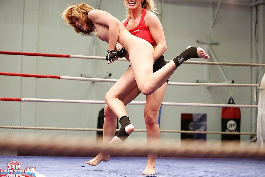 16P Pelea de gatas en el ring de lucha libre se convierte en acción lésbica caliente
