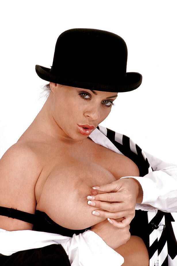 16P Linsey Dawn McKenzie, une employée de bureau aux gros seins, enlève son soutien-gorge et montre ses gros seins.