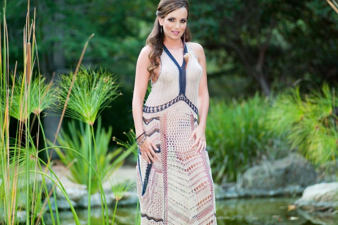 21P La morena de tetas naturales Jenna Rose se desnuda