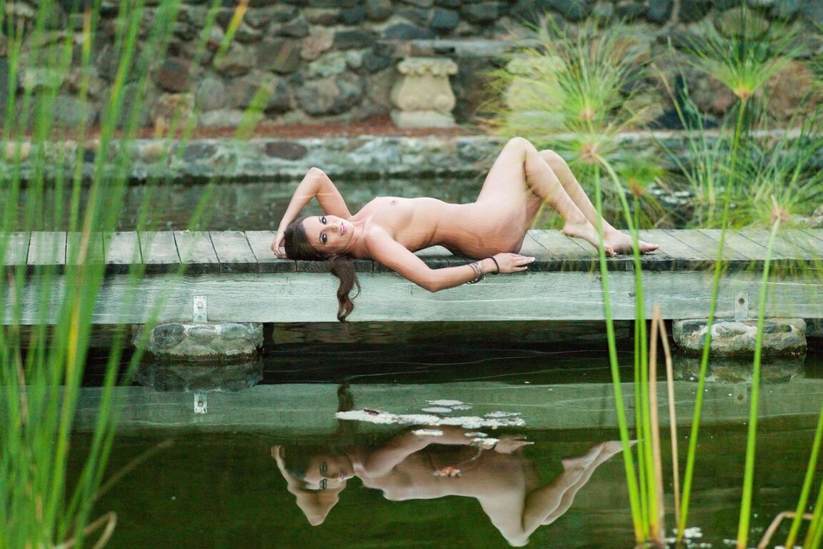 21P La morena de tetas naturales Jenna Rose se desnuda