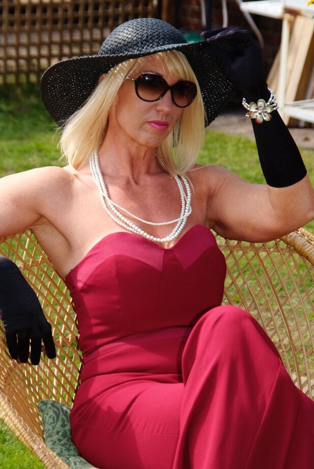 20P MILF blonde affiche ses gros seins dans un grand chapeau et des gants dans une cour