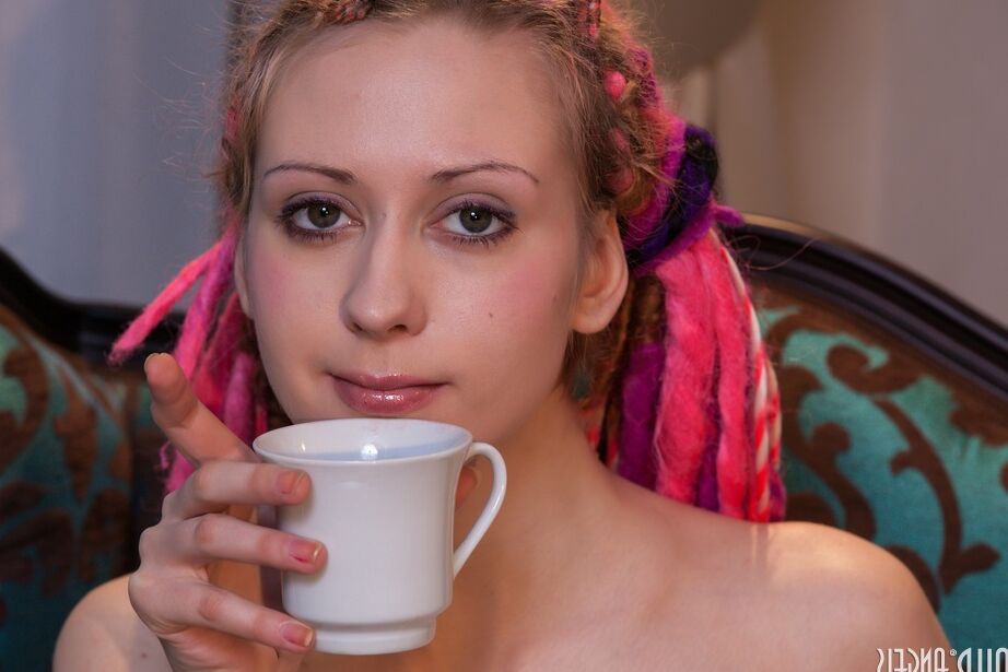 20P Magra adolescente Vivian gosta de chá nua