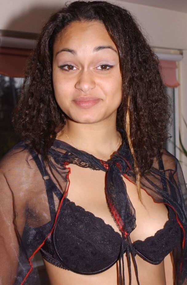13P Gata indiana cacheada em lingerie exibindo os peitos
