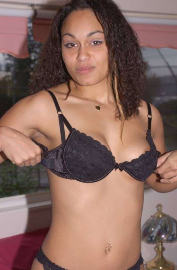 13P Gata indiana cacheada em lingerie exibindo os peitos