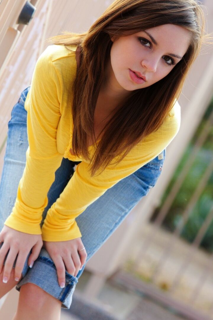 15P Nice girl Aspen Martin shows her natural tits and tight slit on a balcony