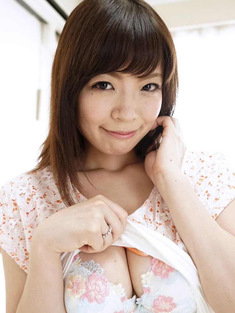 21P Linda garota asiática Nao Mizuki mostra seus peitos e leva os dedos depois de um boquete