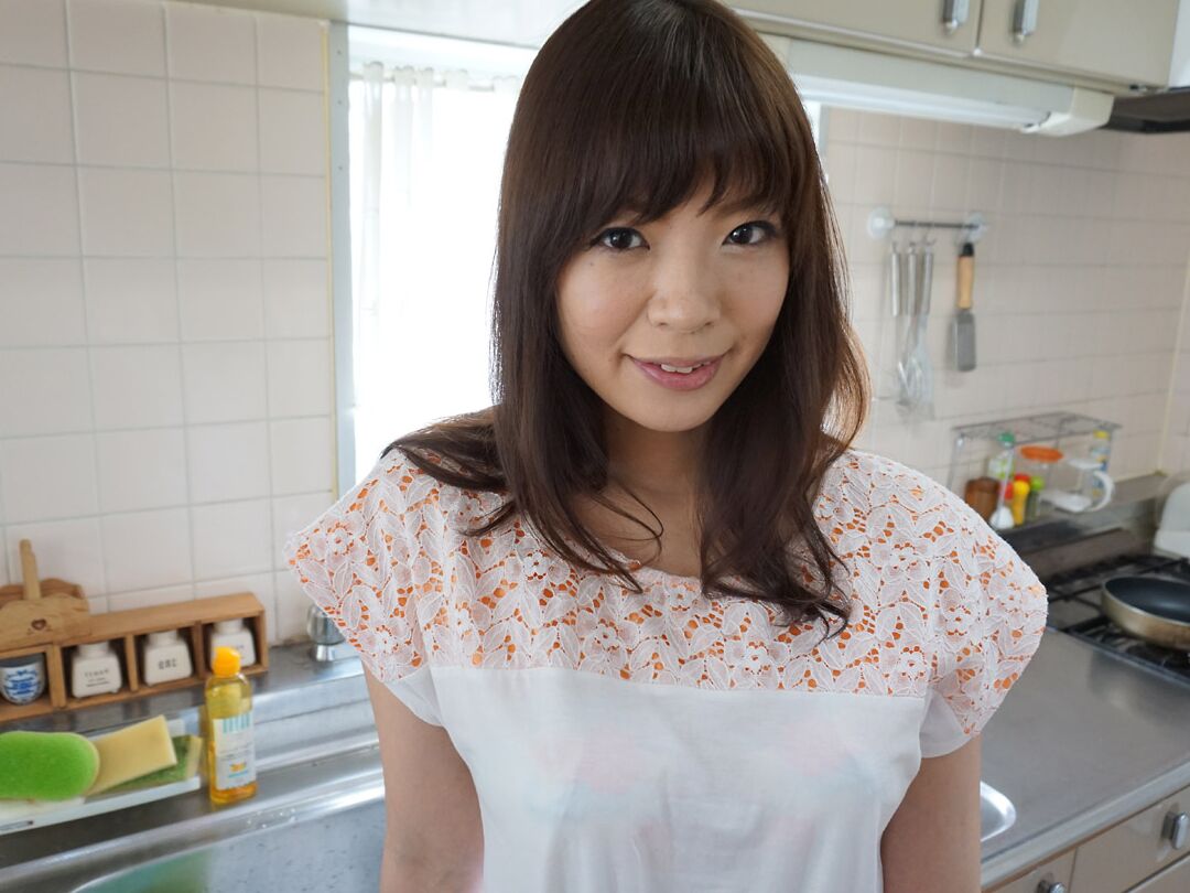 21P Linda garota asiática Nao Mizuki mostra seus peitos e leva os dedos depois de um boquete
