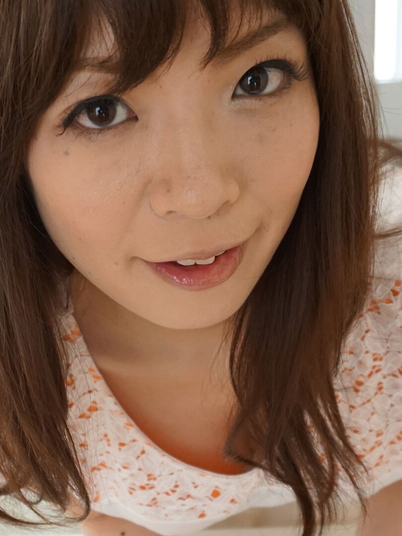21P Linda garota asiática Nao Mizuki mostra seus peitos e leva os dedos depois de um boquete
