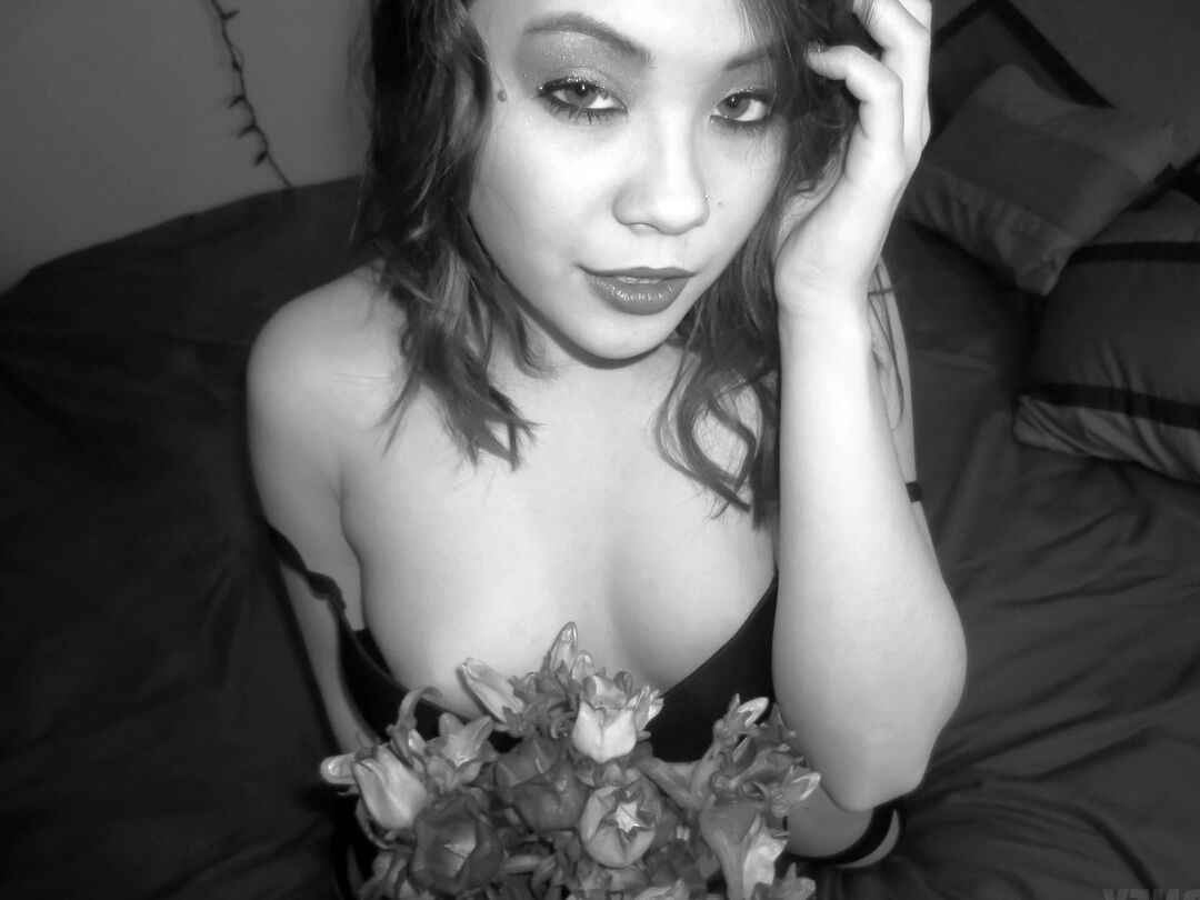 15P Jap amateur Sydney Mai metiéndose los dedos en el coño afeitado hasta el orgasmo en la cama
