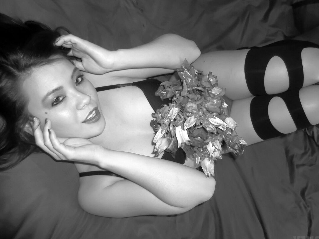15P Jap amateur Sydney Mai metiéndose los dedos en el coño afeitado hasta el orgasmo en la cama