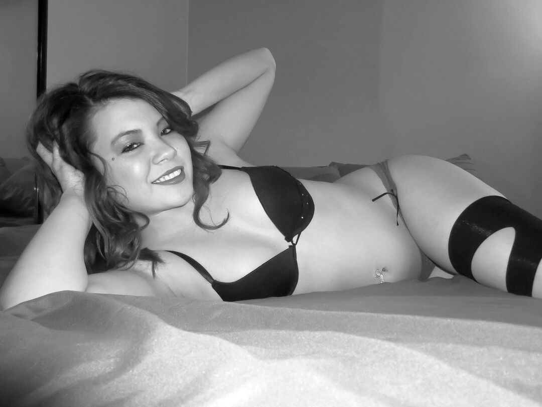 15P Jap amateur Sydney Mai metiéndose los dedos en el coño afeitado hasta el orgasmo en la cama