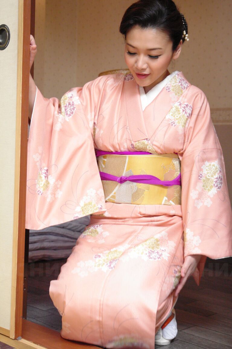 20P 恥ずかしがり屋の日本人妻内田美奈子がストリップされる
