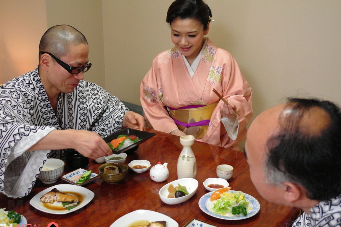 20P 恥ずかしがり屋の日本人妻内田美奈子がストリップされる