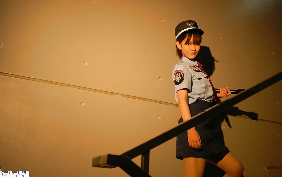 12P Pequena menina asiática de uniforme descobrindo lentamente suas curvas fodíveis
