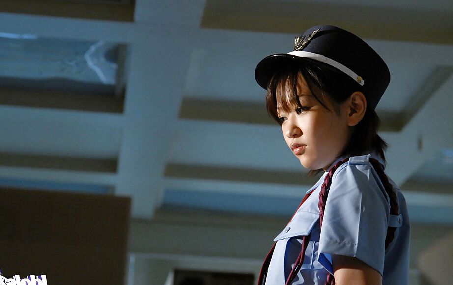 12P Pequena menina asiática de uniforme descobrindo lentamente suas curvas fodíveis