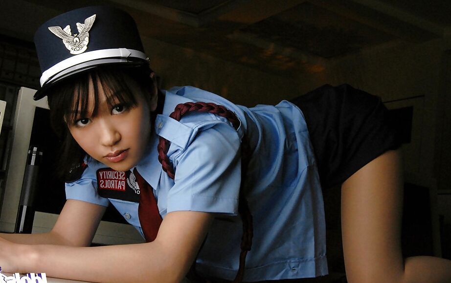 12P Pequena menina asiática de uniforme descobrindo lentamente suas curvas fodíveis