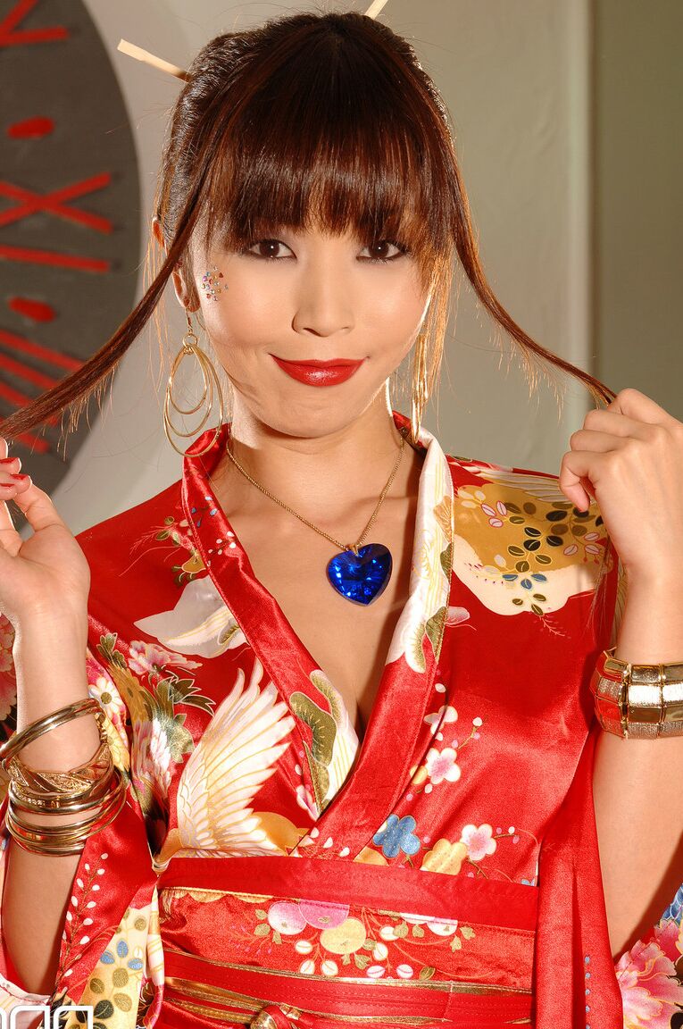 21P Die süße Japanerin Marica Hase neckt im Kimono, bevor sie ihre köstliche Möse fingert