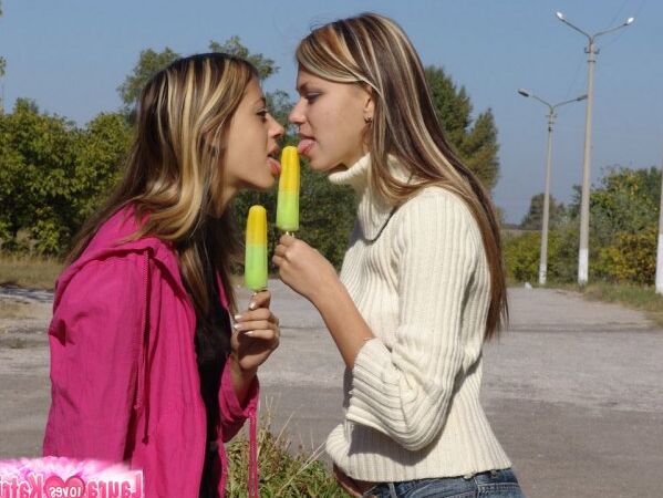 10P Strip adolescente perfeita no parque juntos provocando