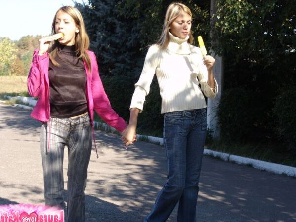 10P Strip adolescente perfeita no parque juntos provocando