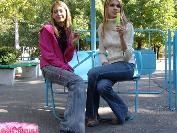 10P Strip adolescente perfeita no parque juntos provocando